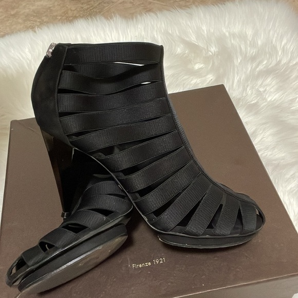 Gucci Heels! - Picture 2 of 6